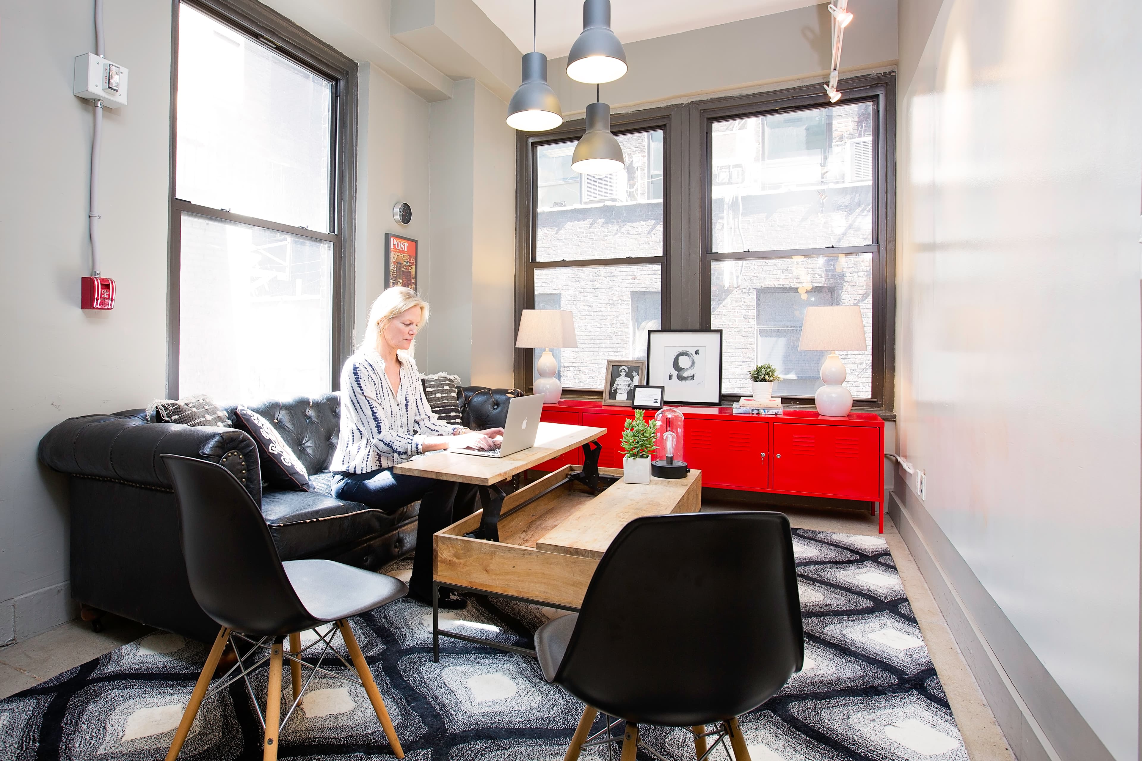 Lounge Space with Whiteboard – Floor 6